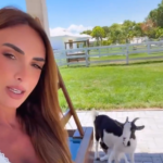 Nicole Bahls sorrindo, discutindo procedimentos estéticos e segurança