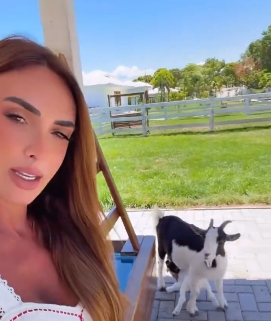 Nicole Bahls sorrindo, discutindo procedimentos estéticos e segurança