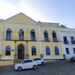 Pessoas consultando edital da seleção simplificada em Olinda para vagas na educação