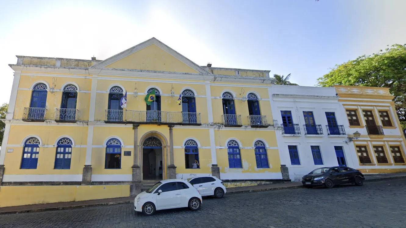 Pessoas consultando edital da seleção simplificada em Olinda para vagas na educação