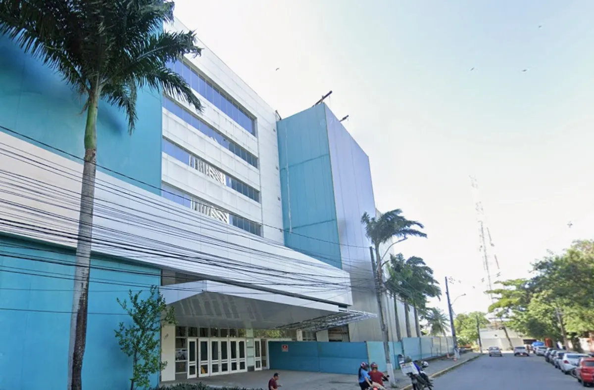 Prédio da Secretaria de Saúde de Pernambuco com funcionários trabalhando após abertura de vagas