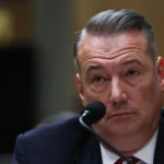 Todd Lyons, diretor interino do ICE, em ambiente formal de governo