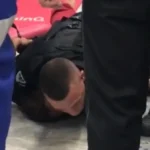 Tribunal do júri em sessão, com jurados e advogados, representando a fase legal do caso de morte em supermercado.