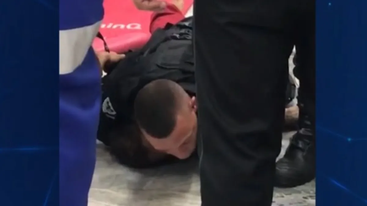 Tribunal do júri em sessão, com jurados e advogados, representando a fase legal do caso de morte em supermercado.