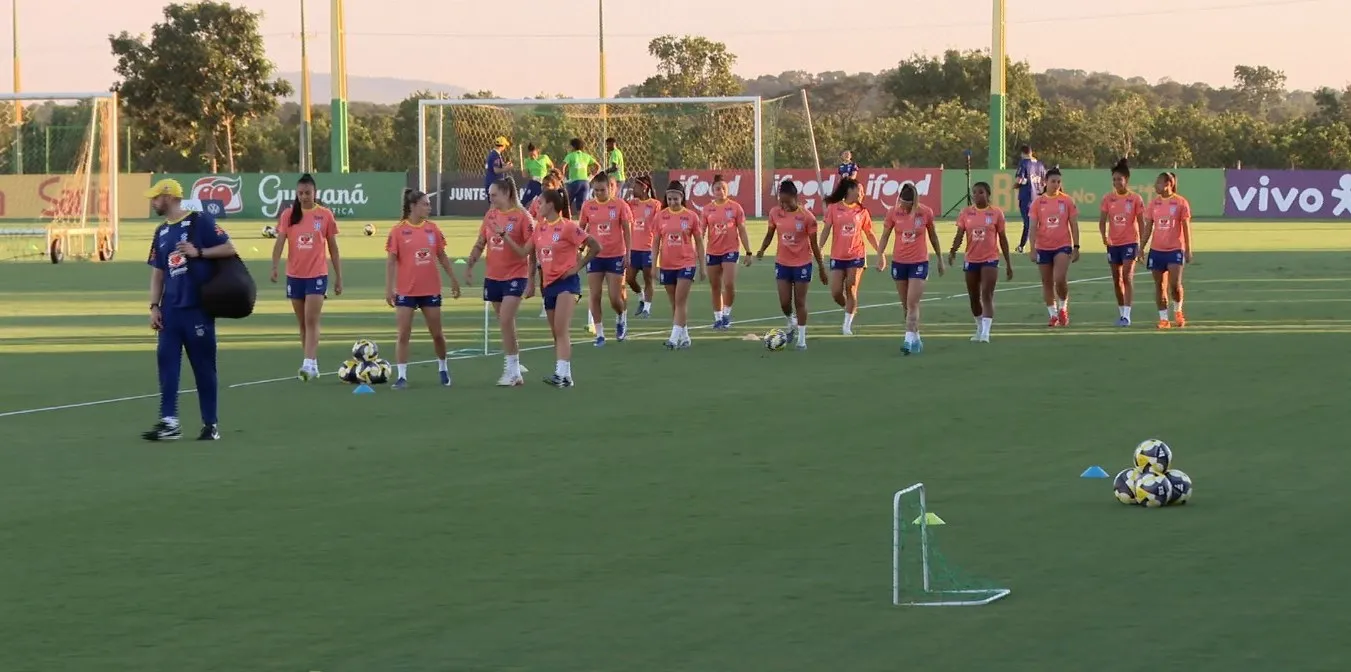 Treino da seleção brasileira feminina em Cuiabá, jogadoras em campo, técnica Arthur Elias