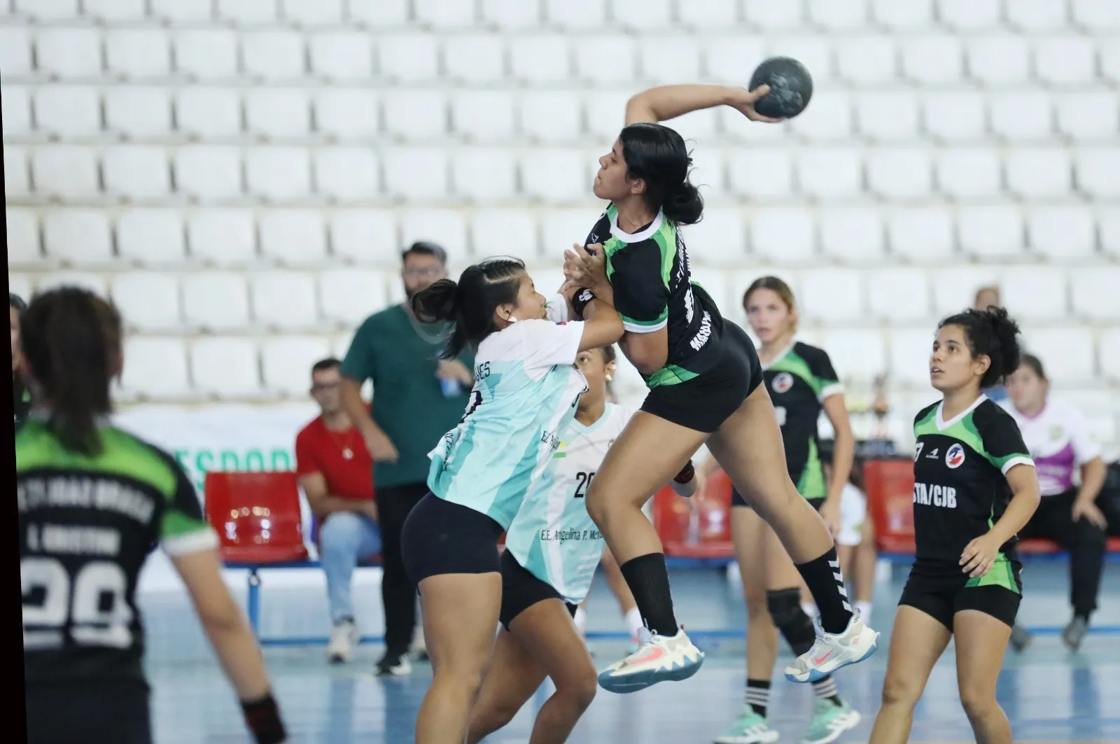 Jovens competindo em seletivas esportivas escolares no Amazonas