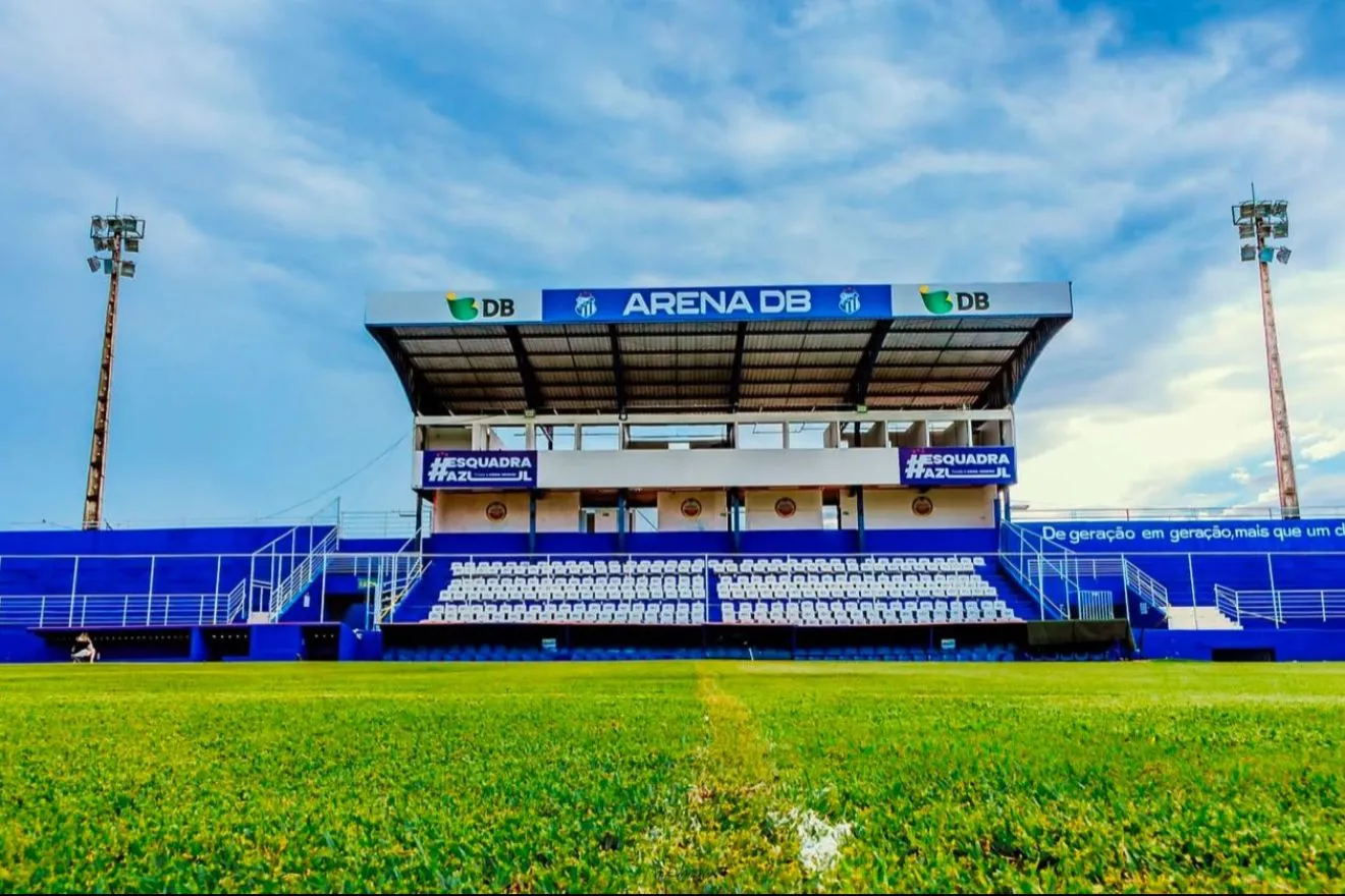 Estádio Zama Maciel URT vazio, crise futebol, Patos de Minas, pé de manga
