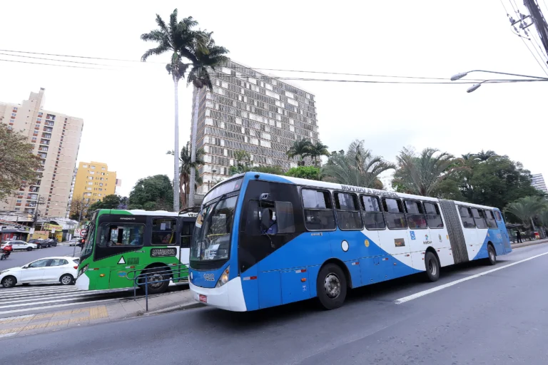 Ônibus do transporte público de Campinas em movimento na cidade