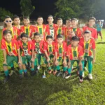 Time Sem Terra com troféus do Campeonato Santareno Sub-13 e Sub-15