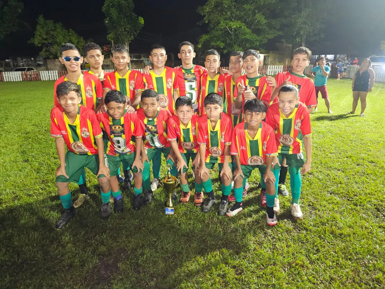 Time Sem Terra com troféus do Campeonato Santareno Sub-13 e Sub-15