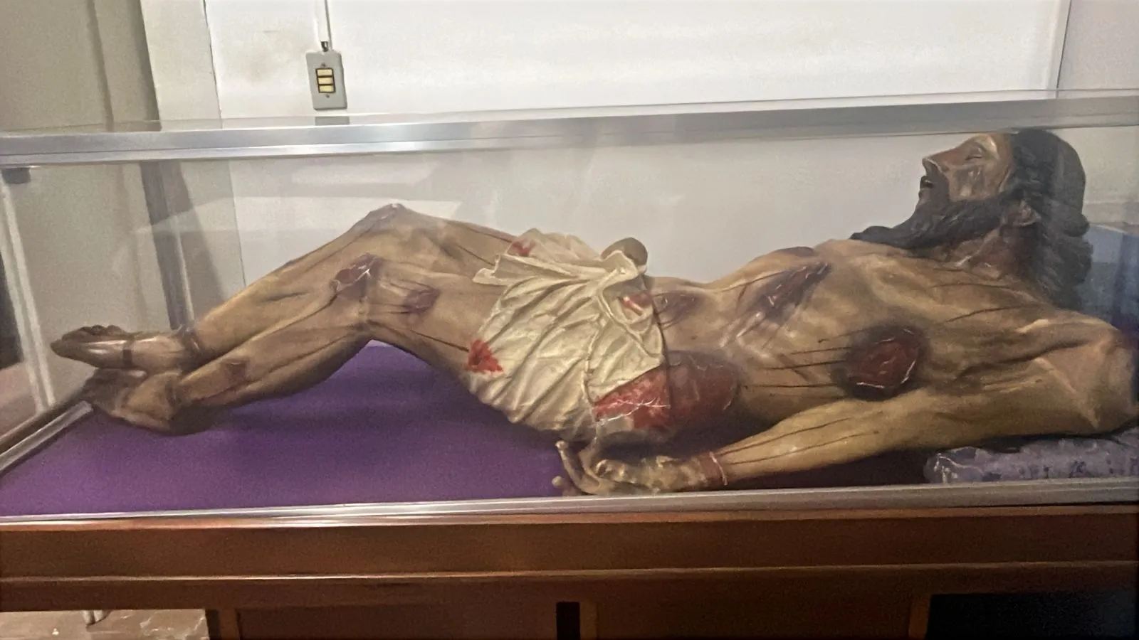 Procissão noturna da Semana Santa com fiéis e imagem religiosa em cidade histórica