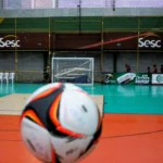 Imagem de futsal, Copa TV Grande Rio de Futsal, jogadores correndo atrás da bola, quadra de futsal, jogo decisivo