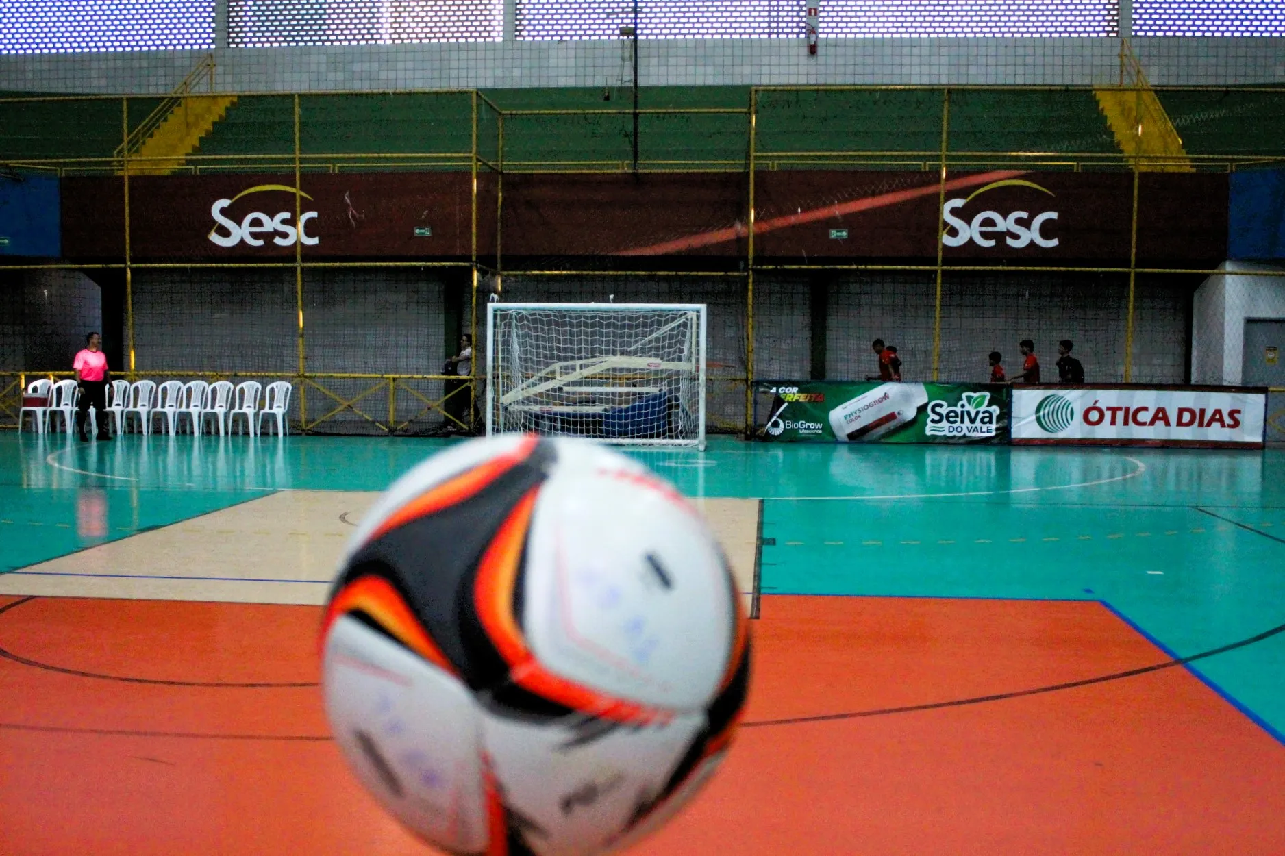 Imagem de futsal, Copa TV Grande Rio de Futsal, jogadores correndo atrás da bola, quadra de futsal, jogo decisivo