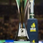 Atletas de vôlei masculino em salto para ataque na Superliga