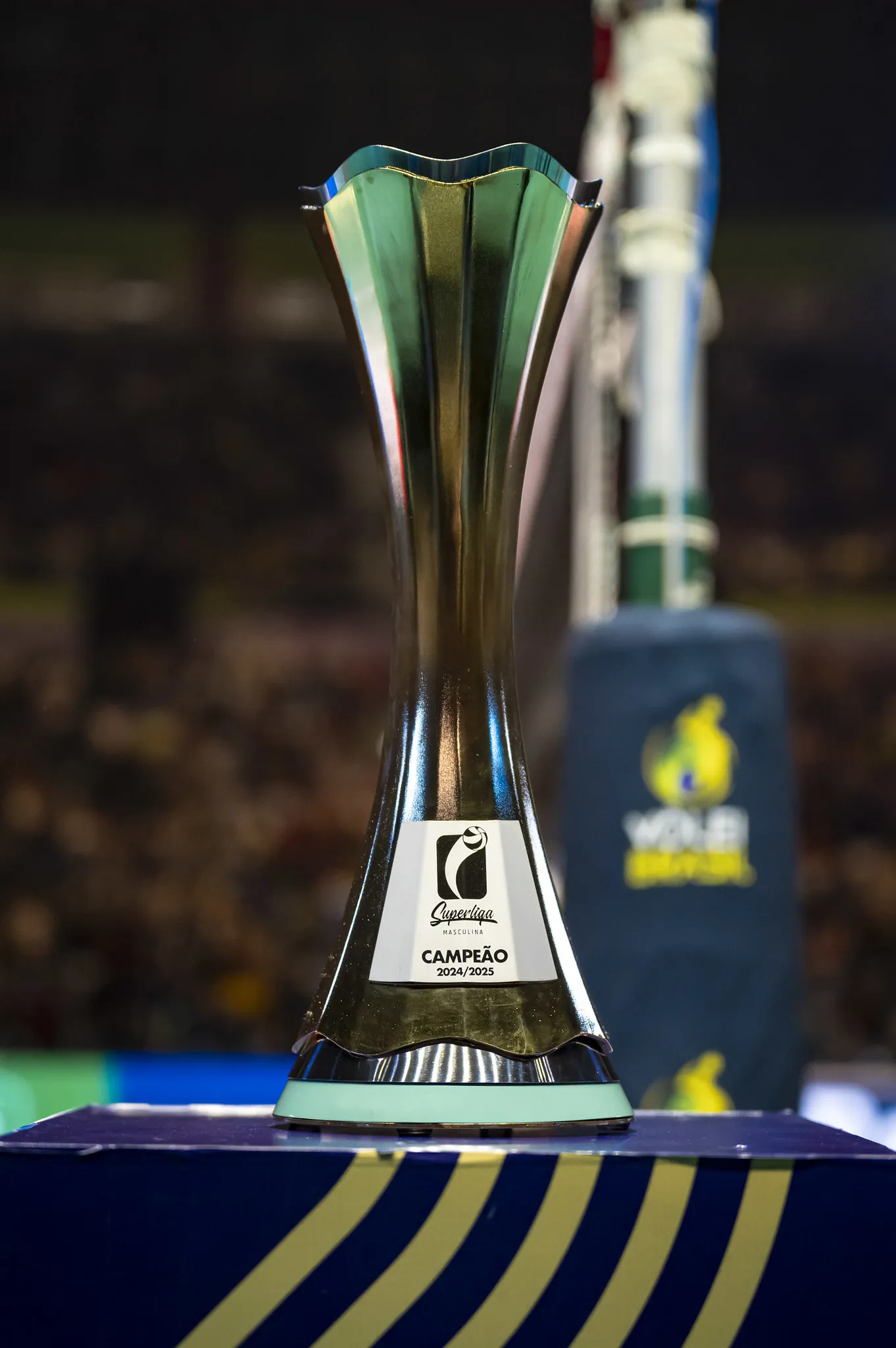 Atletas de vôlei masculino em salto para ataque na Superliga