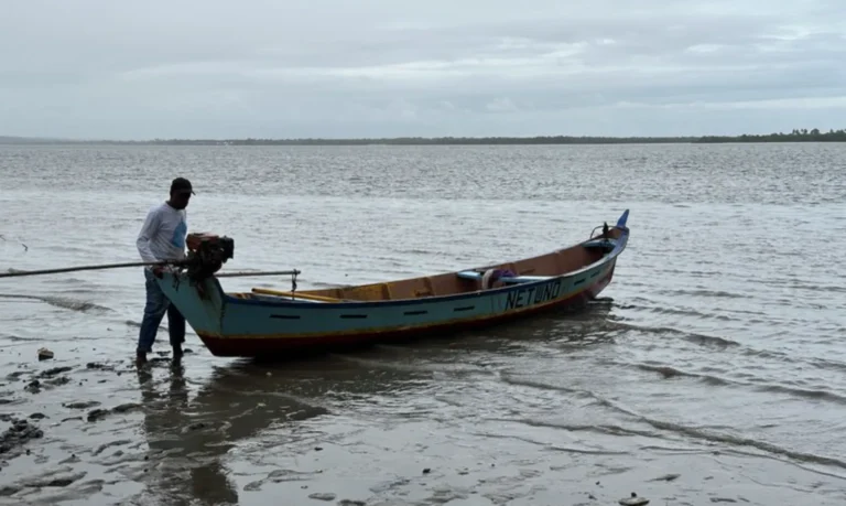 Pescador profissional em barco de pesca com redes