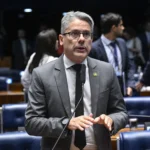 Foto de Alessandro Vieira e Gilmar Mendes, políticos brasileiros, em contexto de disputa jurídica