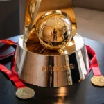 Estádio de futebol lotado com jogo da Série B 2026 acontecendo à noite