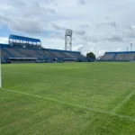 Jogadores de Manauara e Nacional-AM em disputa de bola no estádio Ismael Benigno, Manaus.