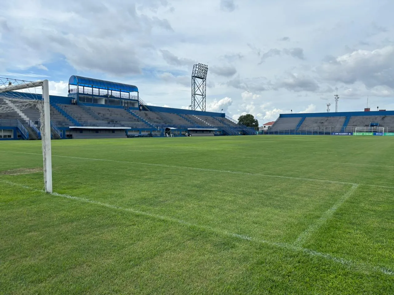 Jogadores de Manauara e Nacional-AM em disputa de bola no estádio Ismael Benigno, Manaus.