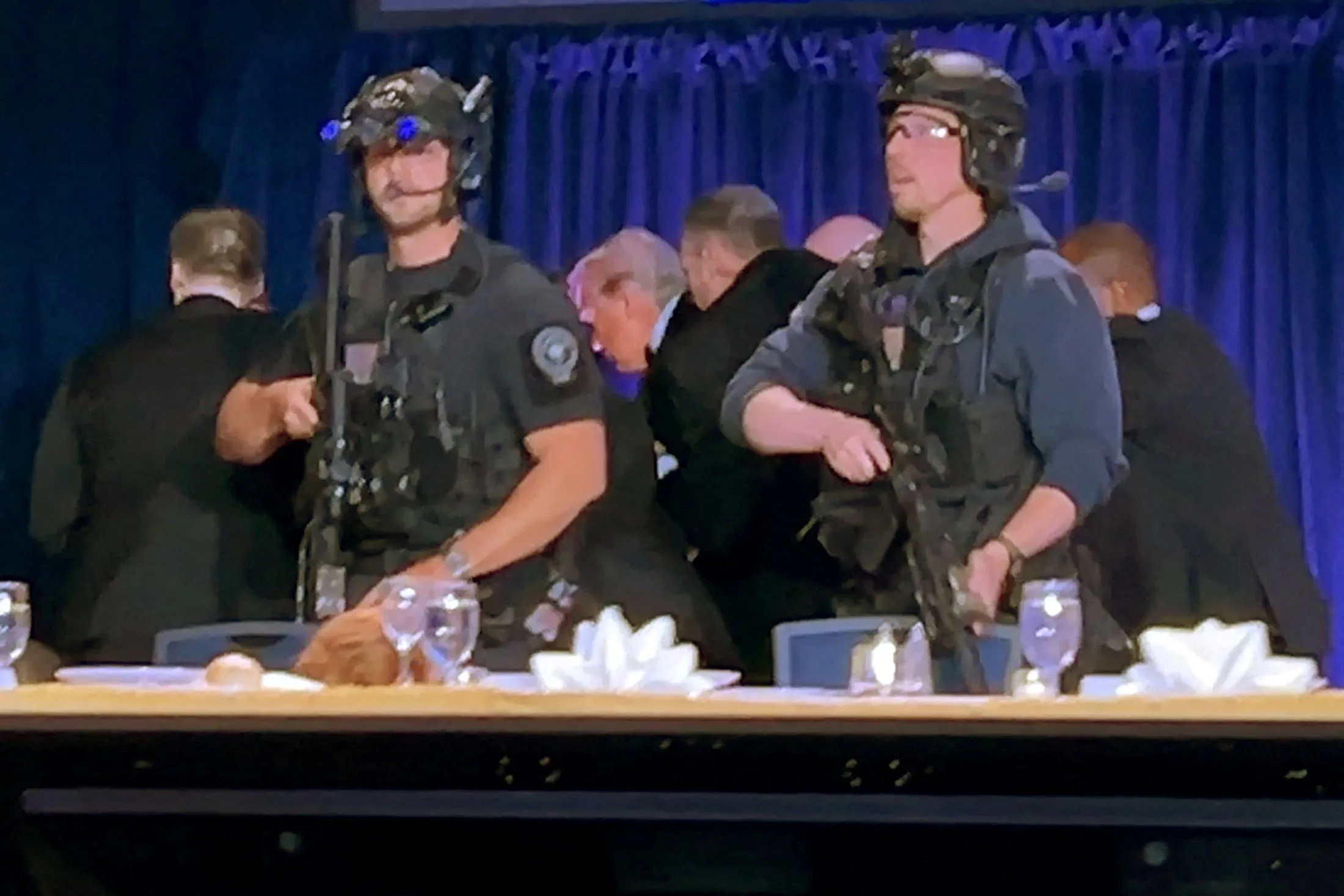 Serviço Secreto protegendo Donald Trump durante incidente