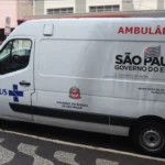 Ambulância de Capivari estacionada à noite com homem dentro