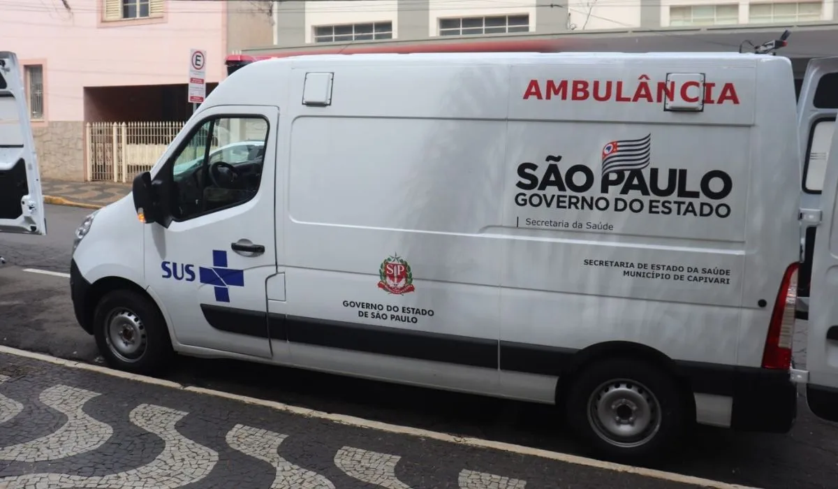 Ambulância de Capivari estacionada à noite com homem dentro