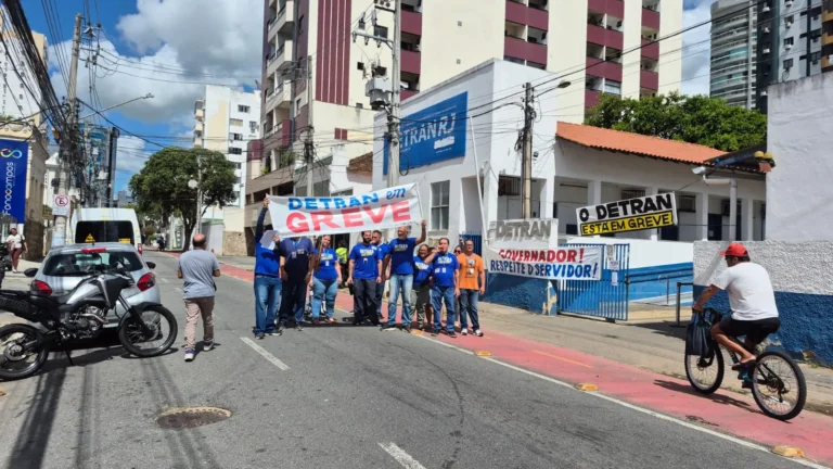 Manifestação de servidores do Detran em greve, cobrando melhores condições e o cumprimento de decisão judicial.