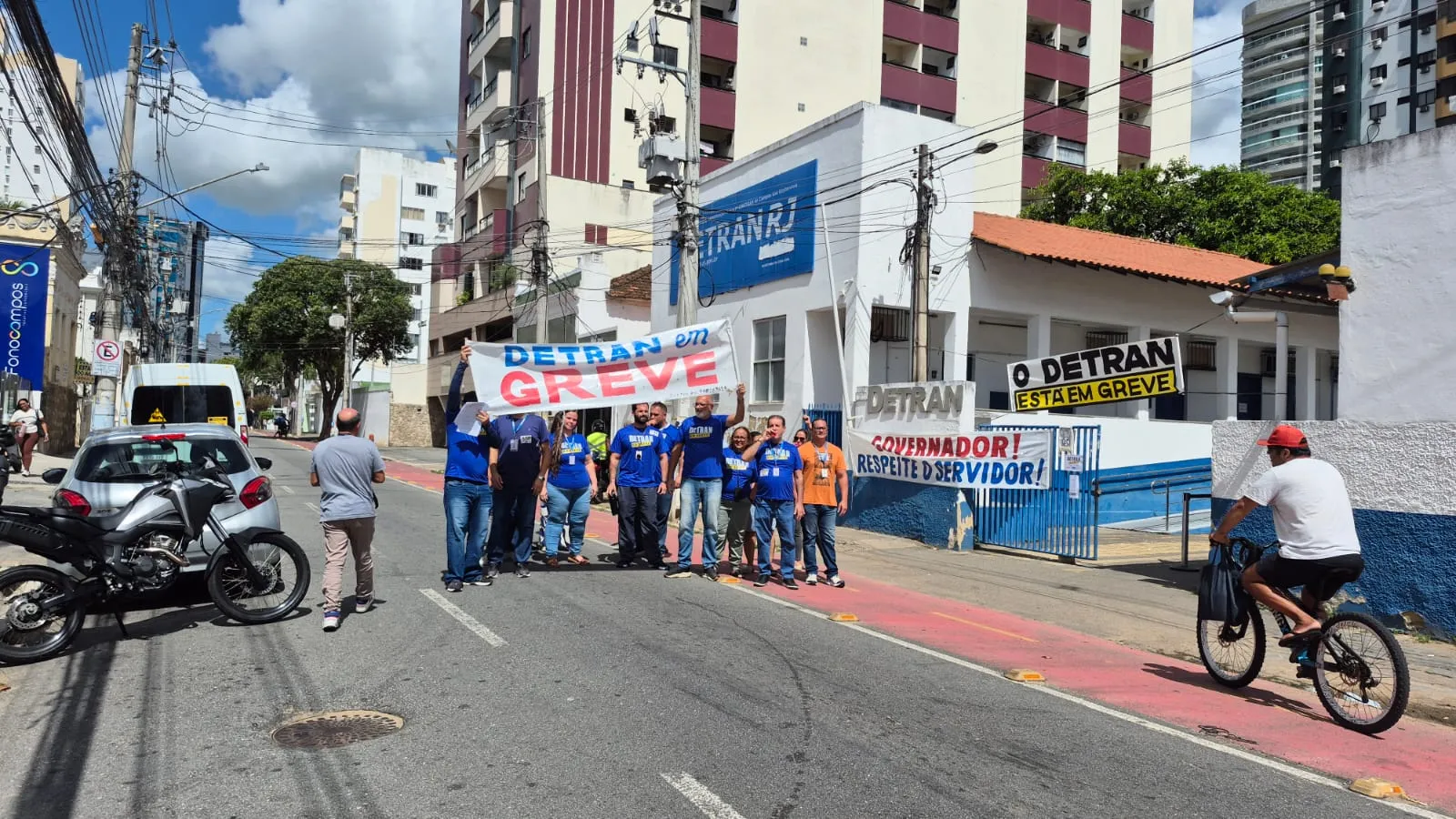 Manifestação de servidores do Detran em greve, cobrando melhores condições e o cumprimento de decisão judicial.