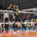 Jogadoras de vôlei em quadra durante partida da Superliga Feminina entre Sesc-Flamengo e Praia Clube.