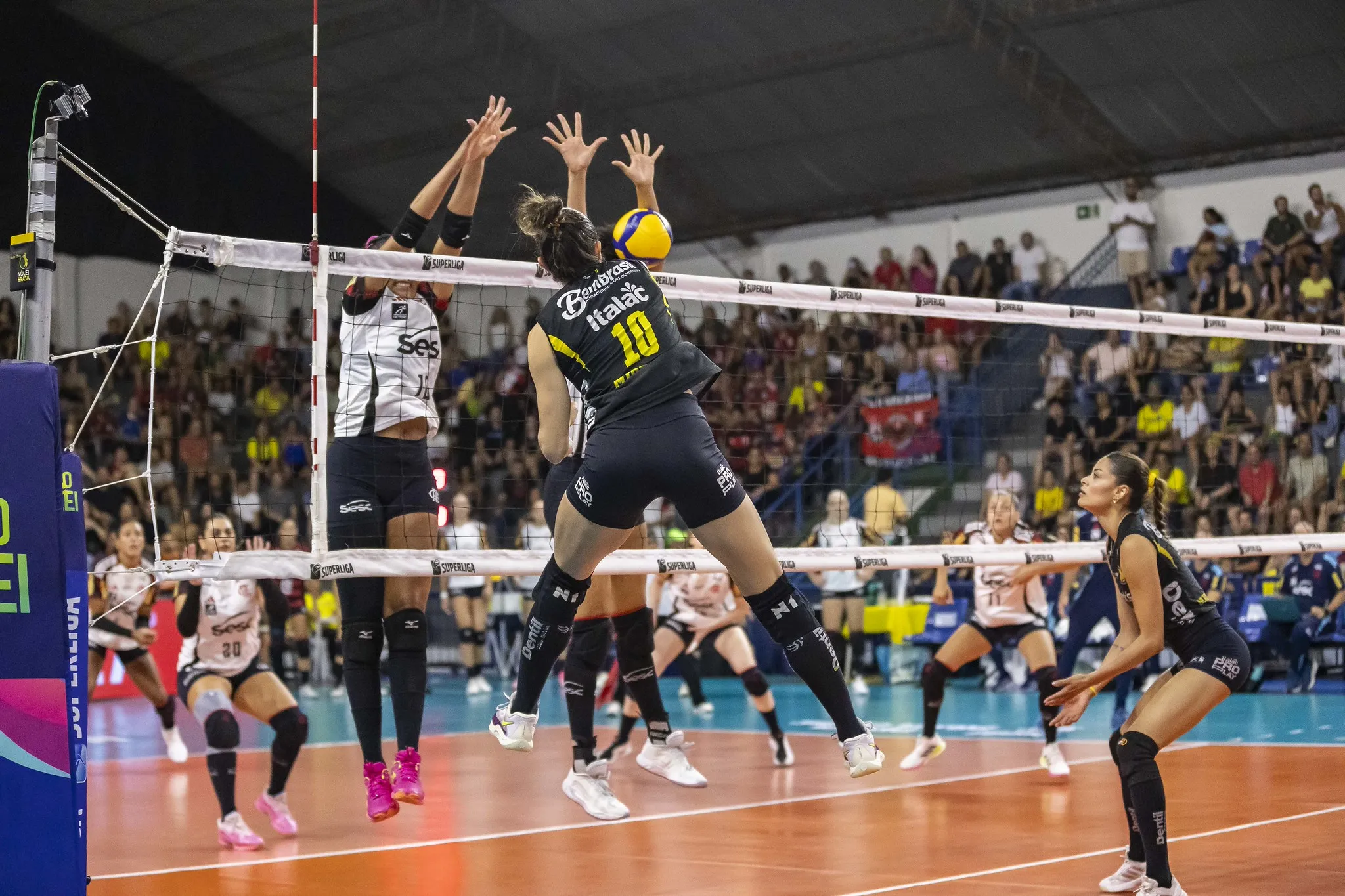 Jogadoras de vôlei em quadra durante partida da Superliga Feminina entre Sesc-Flamengo e Praia Clube.