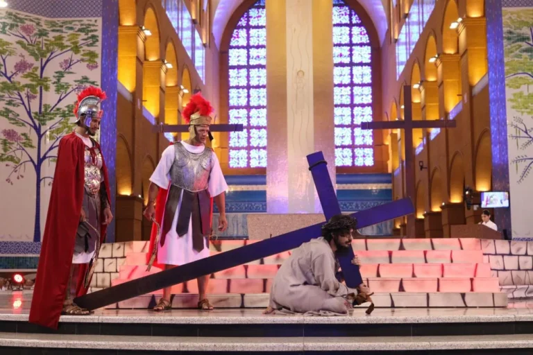 Procissão religiosa com fiéis e velas na Sexta-feira da Paixão em Aparecida