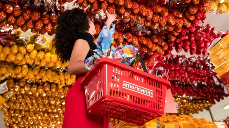 Pessoa verificando o calendário e as leis trabalhistas sobre a Sexta-feira Santa