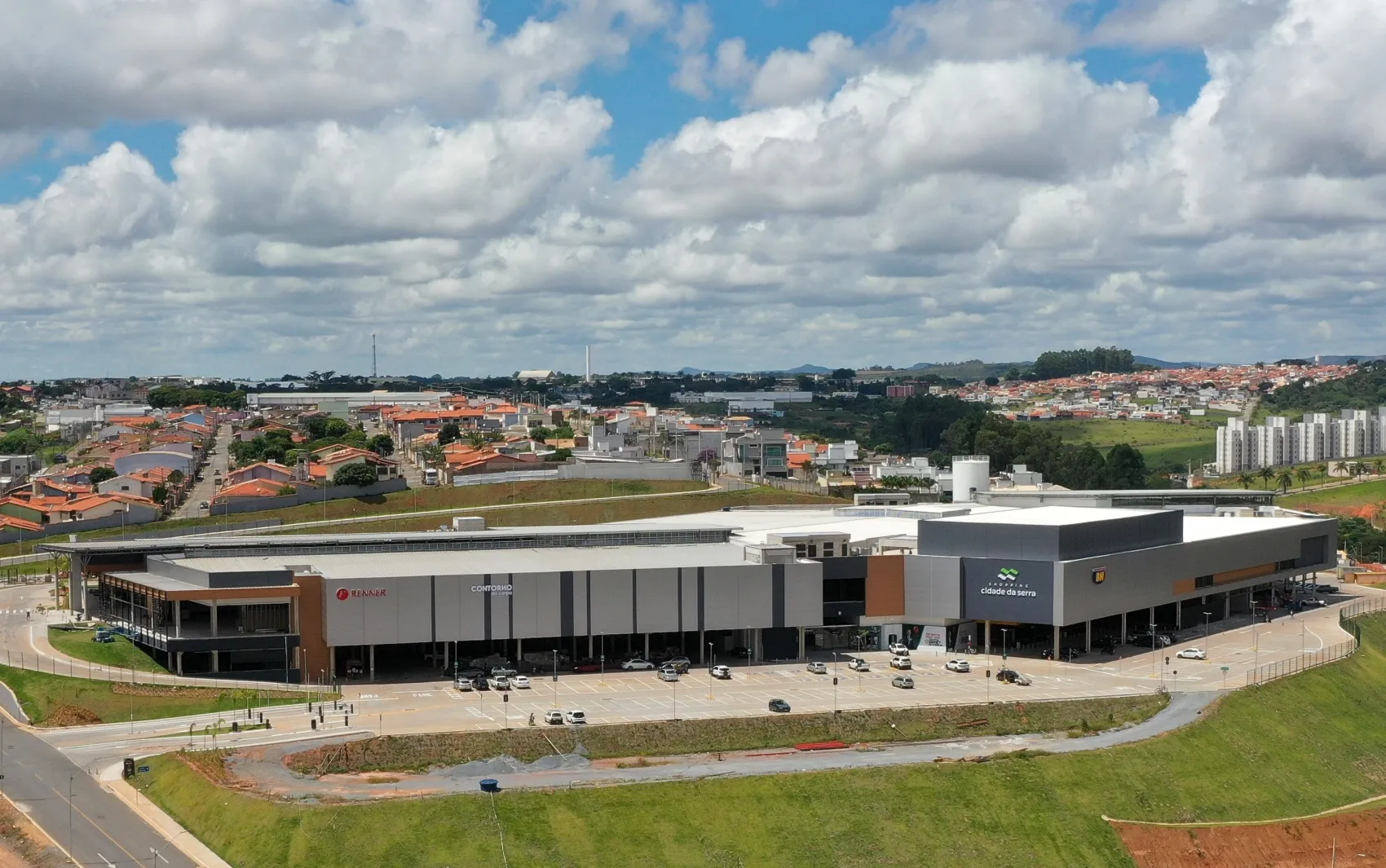 Fachada do Shopping Cidade da Serra em Lavras, MG