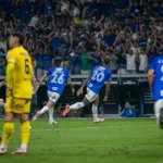 Jogo de futebol entre Cruzeiro e Boca Juniors, Ronaldo Fenômeno driblando em campo, final da Libertadores 1977, vitória do Cruzeiro na Bombonera.