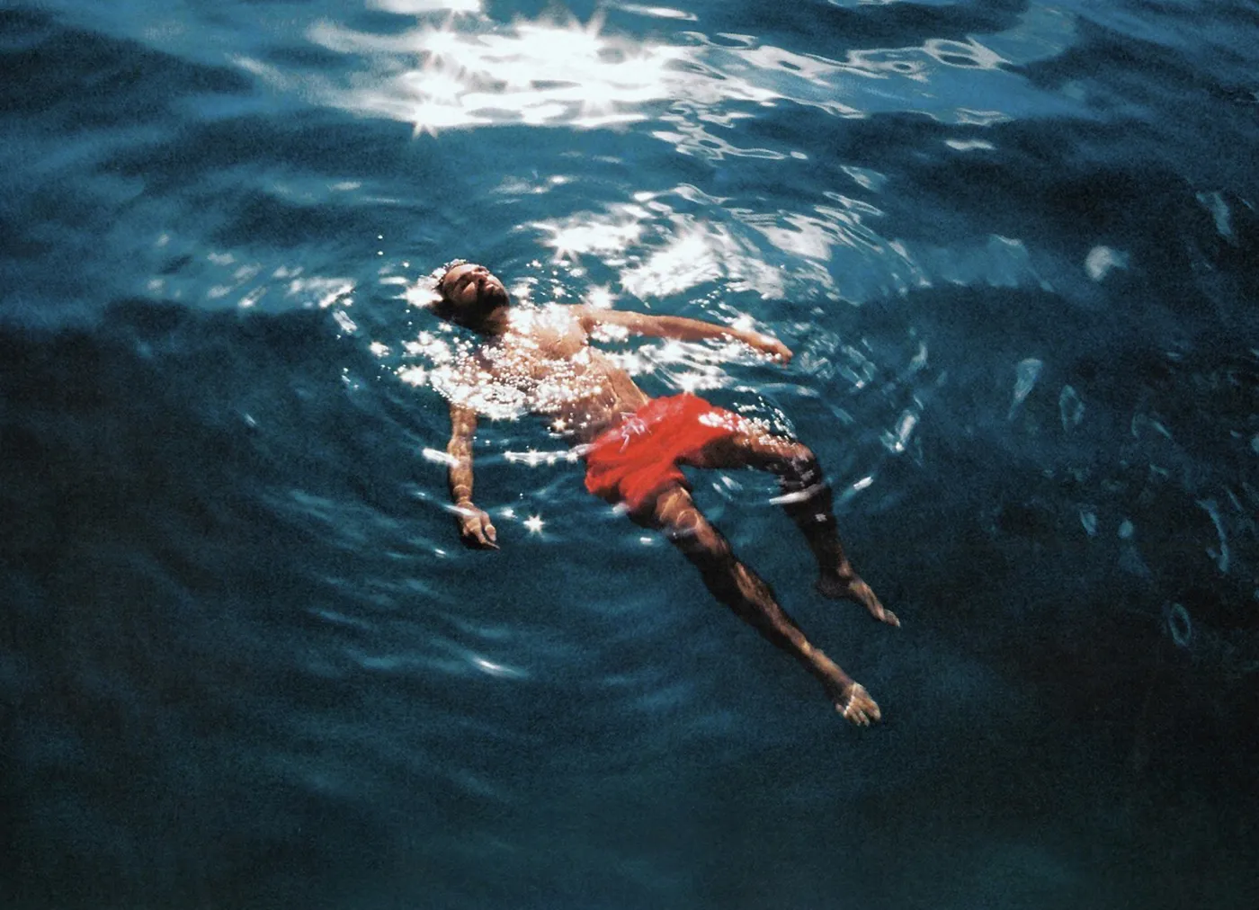 Capa do álbum Rolidei de Silva com o artista na água