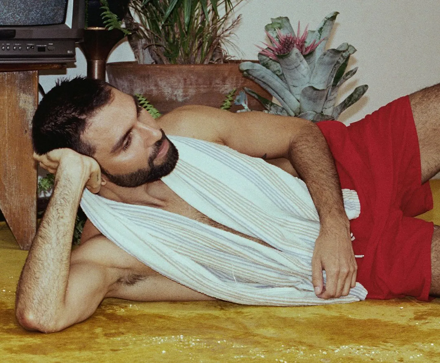 Imagem de praia ensolarada, pessoa relaxando à beira-mar, representando o novo álbum Silva Rolidei e sua atmosfera de férias.