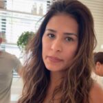 Simone Mendes pensativa, lembrando-se de sua infância e do motivo de não gostar de aniversário.