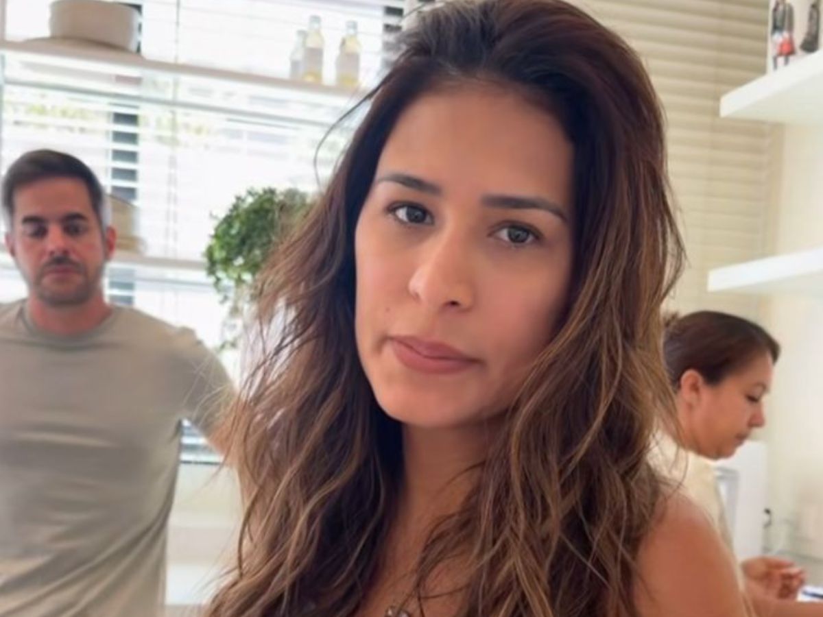 Simone Mendes pensativa, lembrando-se de sua infância e do motivo de não gostar de aniversário.