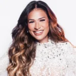 Simone Mendes cantando com Chitãozinho Xororó Daniel Leonardo Zeze Di Camargo Bruno Marrone palco show Minhas Memórias