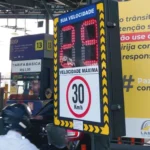 Painel digital exibindo velocidade de motocicleta em pedágio da Linha Amarela
