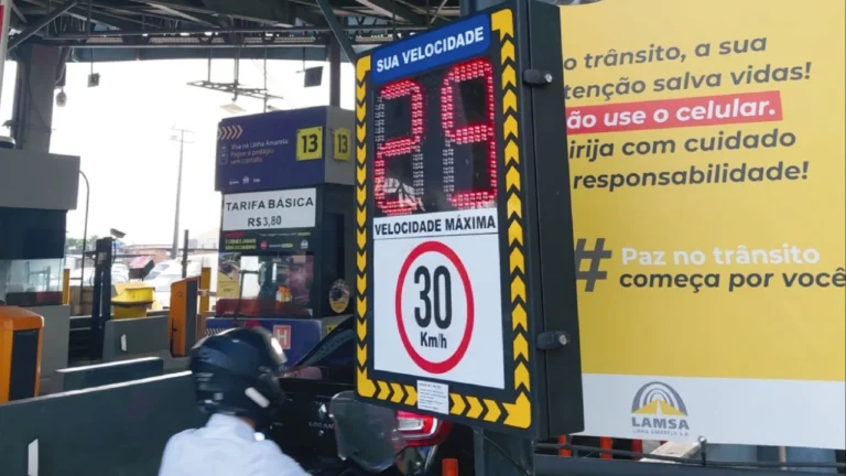 Painel digital exibindo velocidade de motocicleta em pedágio da Linha Amarela