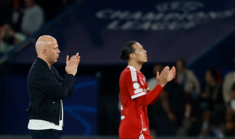 Arne Slot, técnico do Liverpool, em coletiva após jogo contra o PSG na Champions League.