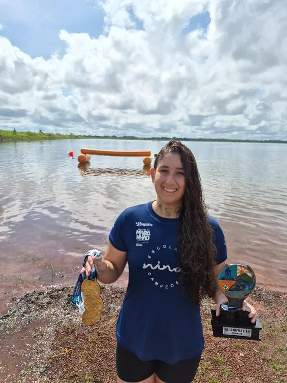 Nadadora Sofia Duailibe em águas abertas após conquistar medalhas de ouro