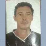 Poste caído e tubulação de água rompida em São José dos Campos, indicando local de morte por eletrocussão