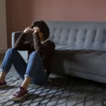 Pessoa solitária com a mão no peito, risco de doença cardíaca, solidão e saúde do coração, impacto da solidão