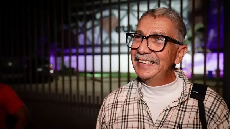 Brasileiros em fila para documentos de residência no Paraguai