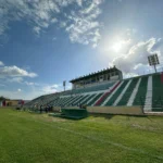 Jogadores de futebol do Sousa e Maguary em campo durante partida da Série D