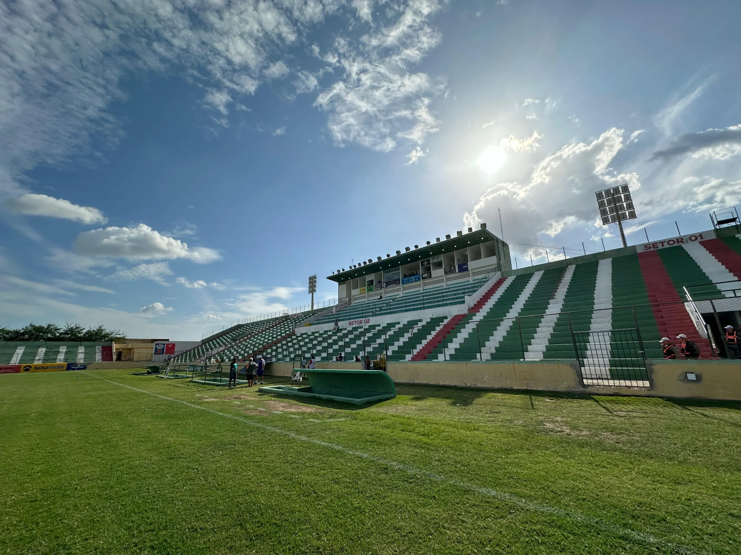 Jogadores de futebol do Sousa e Maguary em campo durante partida da Série D