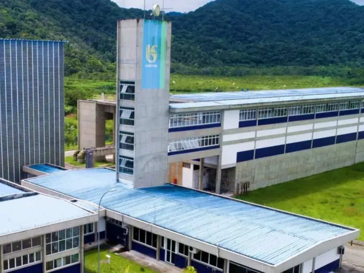 Medidor de água com sinais de adulteração, representando um caso de furto de água em São Paulo.